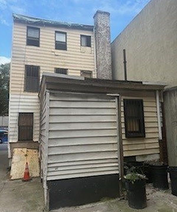 2nd image of 204 Pennsylvania Ave APT 2