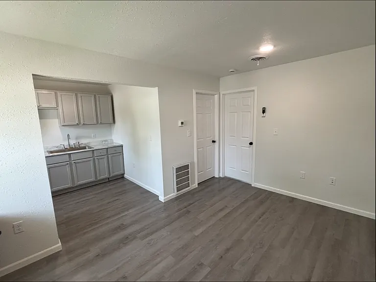 323 Seward Ave #6 — Photo 4