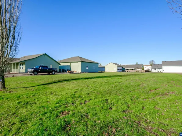 722 Aeronca St, Independence, OR 97351