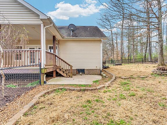 5th image of 821 Honeysuckle Ln