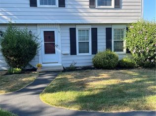 11 Springwood Dr, Webster, NY 14580