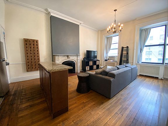 3rd image of 250 W 14th St