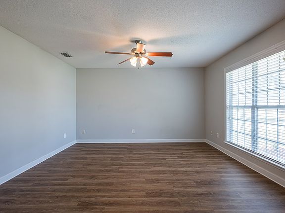 3rd image of 823 Kristen Ln