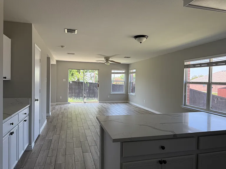 2429 Emerald Ln — Photo 5