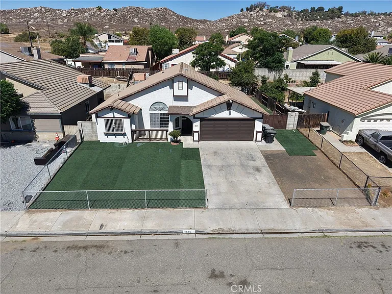 834 Shana Ct — Photo 2