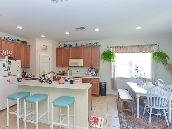 5th image of 4982 Bond St W