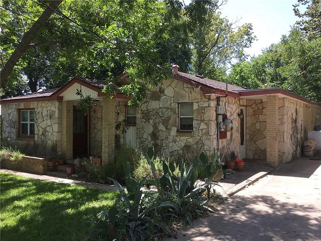 3 bed, 2.0 bath, 1279 sqft, $1,800 — Photo 2