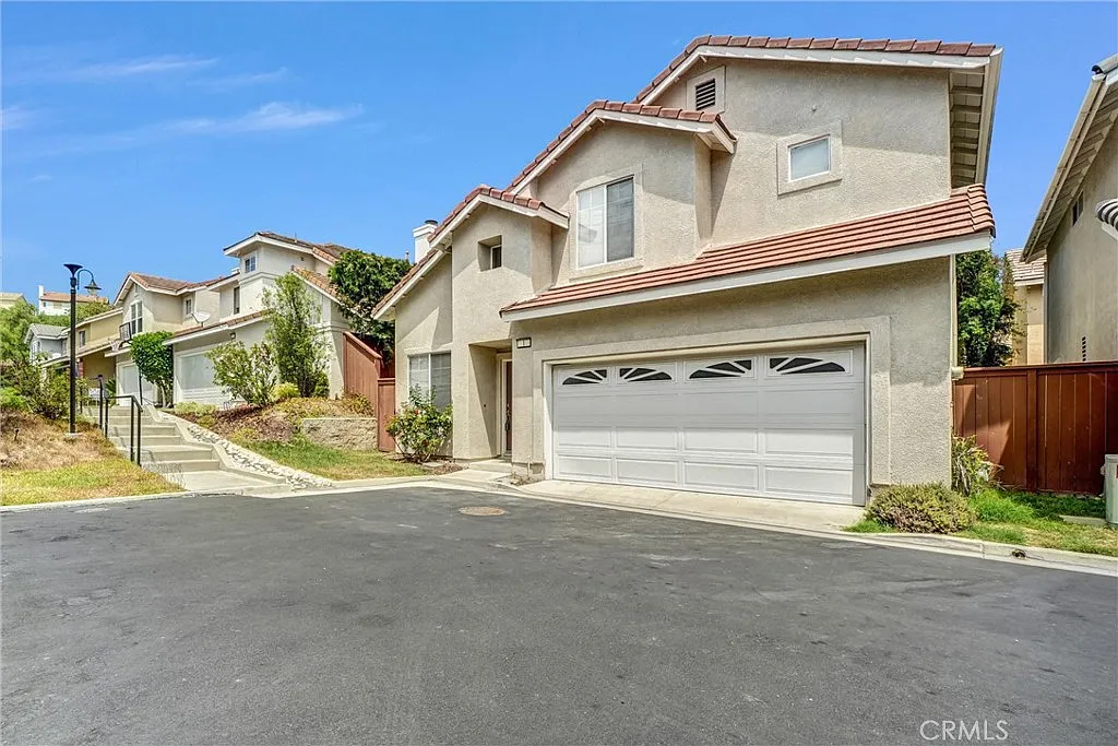 3 bed, 2.5 bath, 1318 sqft, $4,000 — Photo 2