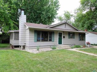 2208 S Crestwood Rd, Sioux Falls, SD 57105