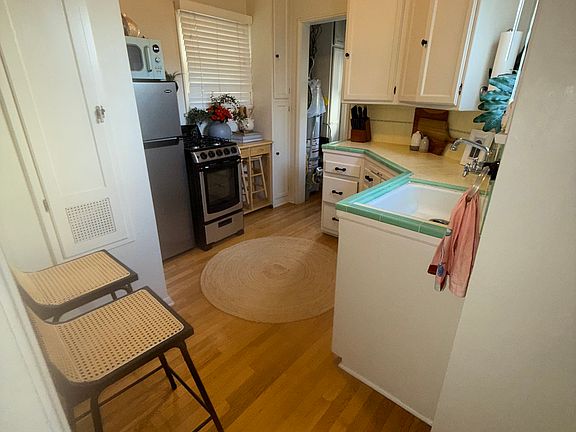 4th image of 1114 1/2 S Clark Dr