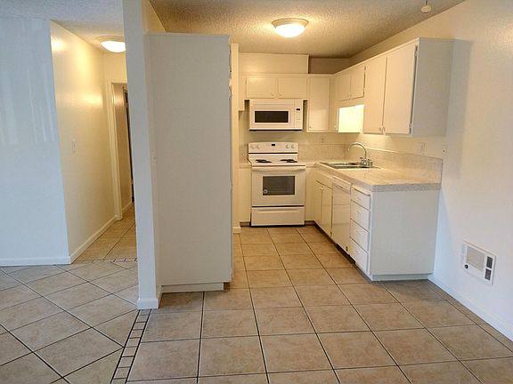 4th image of 3476 Garnet St #142