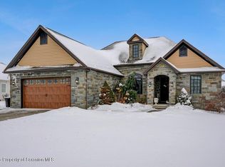 419 Champion Cir, Throop, PA 18512