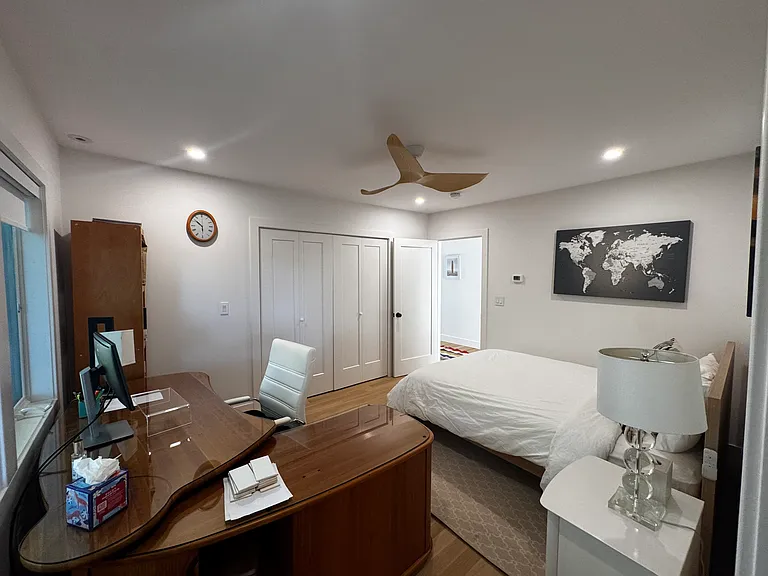 2nd bedroom (queen bed with dedicated office space)