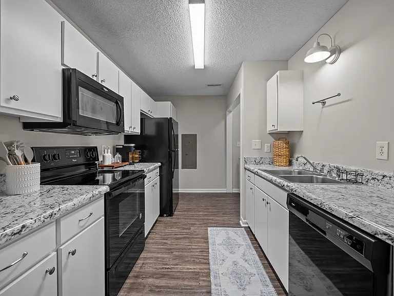 21 Collins Dr #D — Photo 6