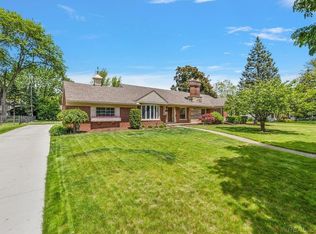 918 Lochmoor Blvd, Grosse Pointe Woods, MI 48236