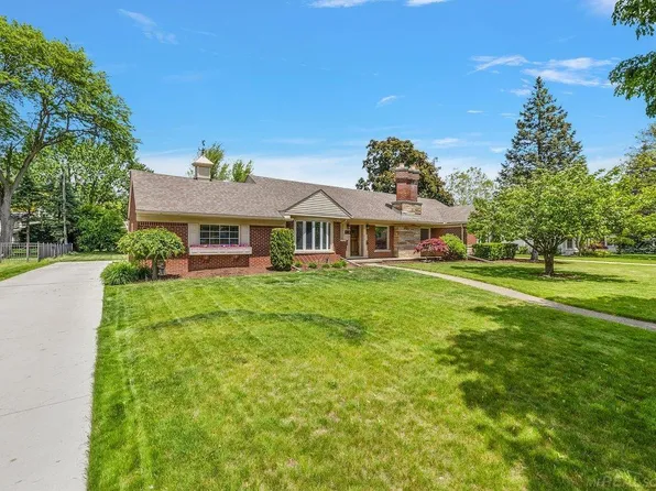 918 Lochmoor Blvd, Grosse Pointe Woods, MI 48236