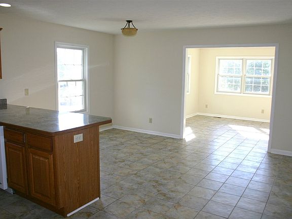 4th image of 304 S Dogwood Dr