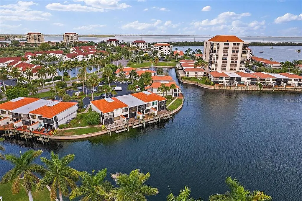 2 bed, 2.0 bath, 915 sqft, $2,800 — Photo 1