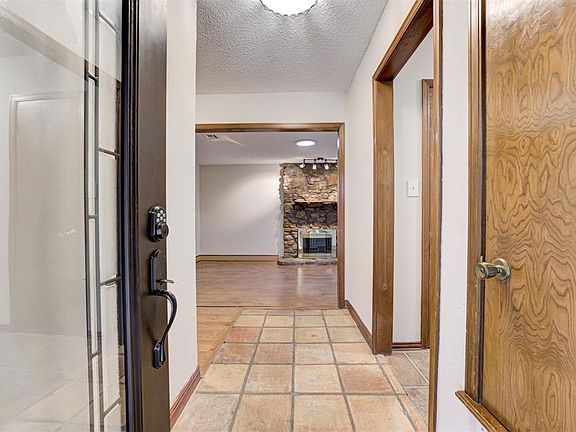 3rd image of 1532 Northcliff Ave