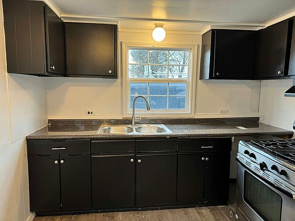 3rd image of 2717 Everett Dr