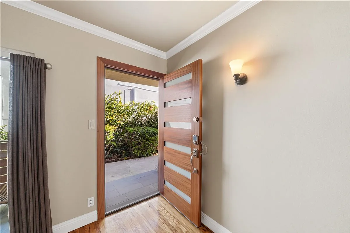 Building Photo - 11719 Mayfield Ave #1