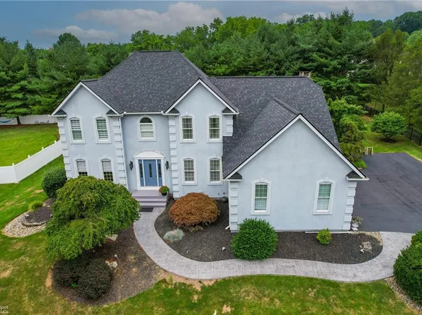 2116 Sherbrooke Dr, Bethlehem, PA 18015