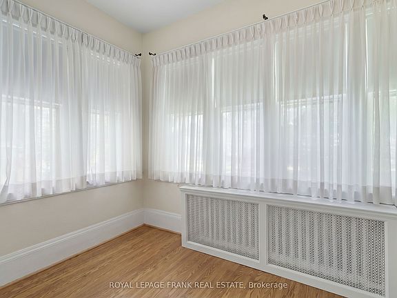 5th image of 76 Bond St W