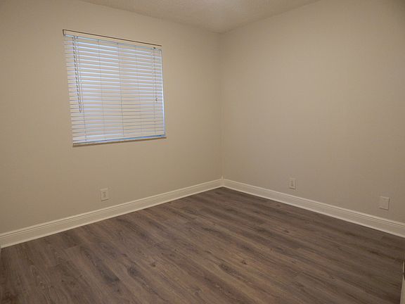3rd image of 510 Gardens Dr APT 201