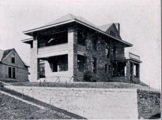 12 W 7th St, Parkville, MO 64152