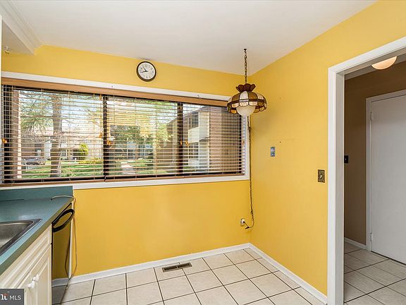 4th image of 373 Bolton Rd