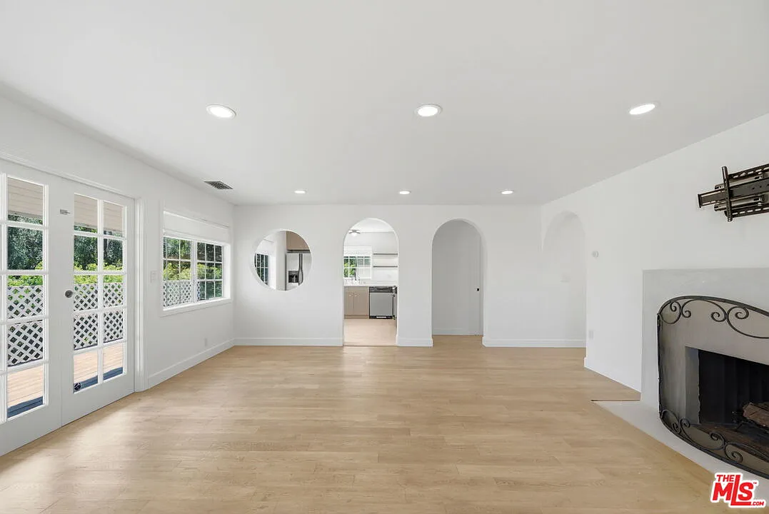 2 bed, 2.0 bath, 1100 sqft, $7,995 — Photo 4