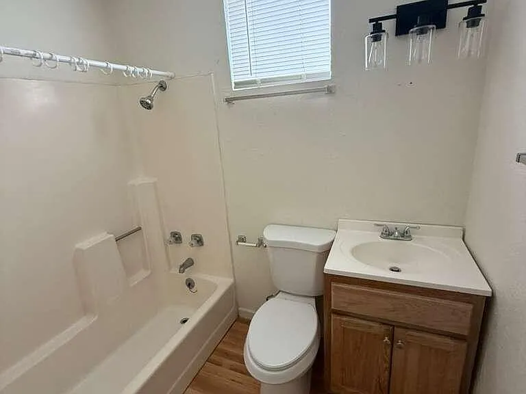 860 E 13th St #4 — Photo 9