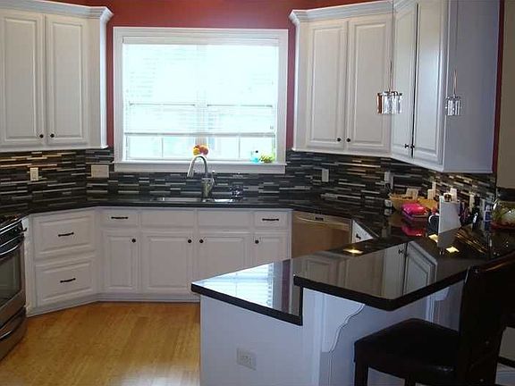 2nd image of 927 S Yorkshire Cir