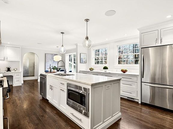 2nd image of 3897 Powers Ferry Rd NW