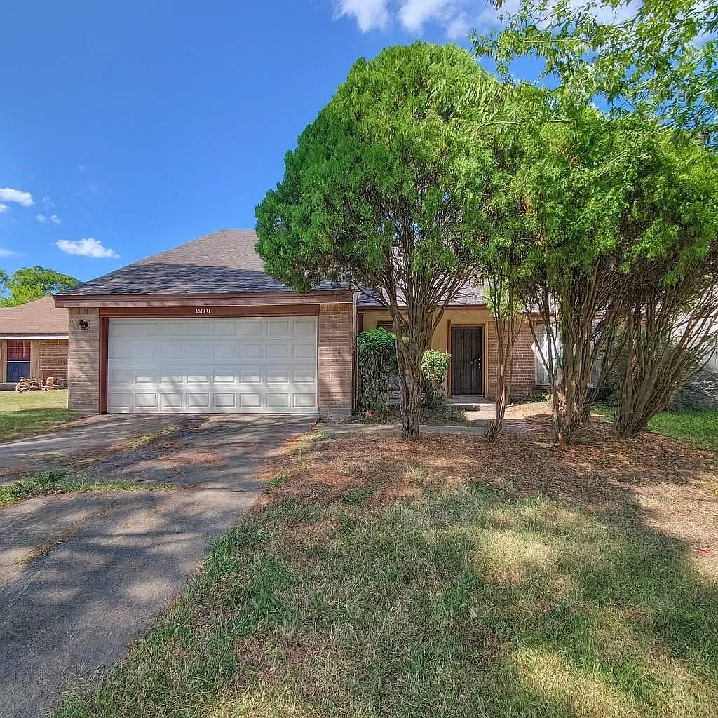 3 bed, 2.0 bath, 2420 sqft, $1,800 — Photo 1