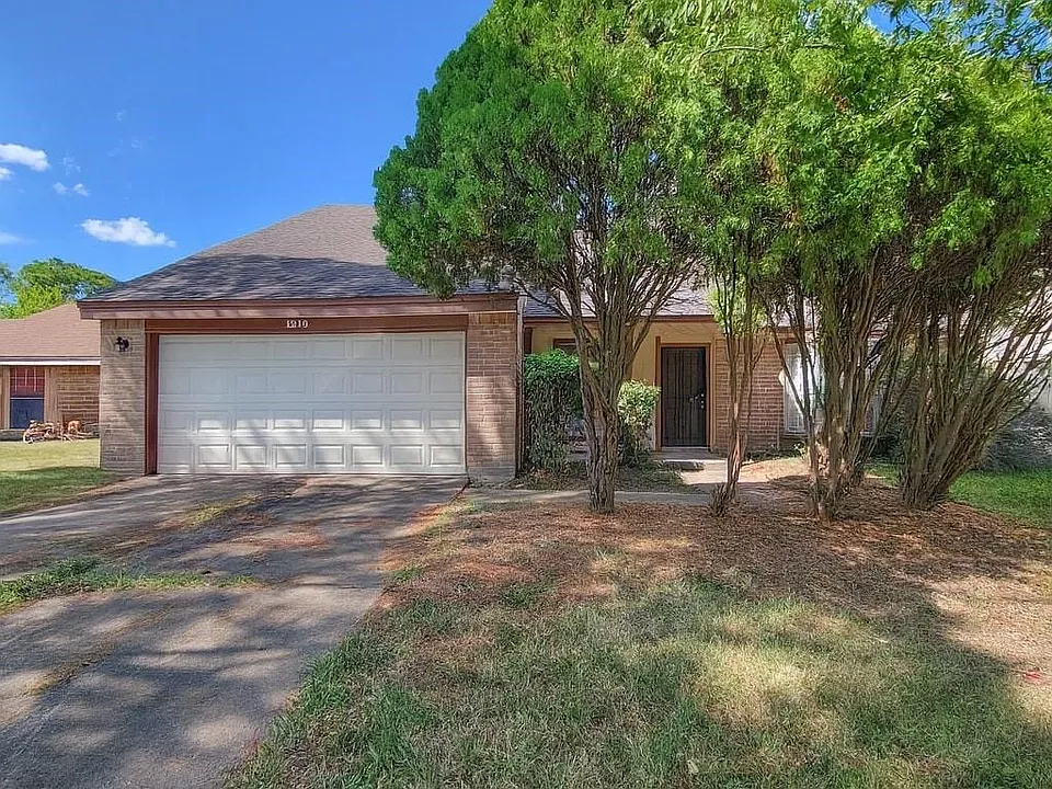 1210 New Tree Ln