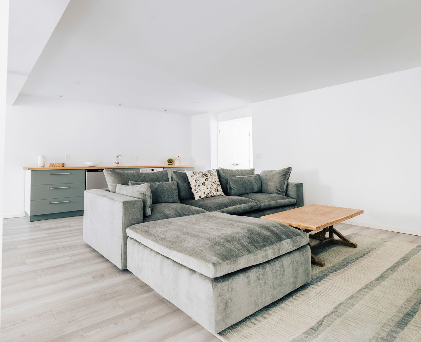  Media/living room incl large smart TV in large basement which can function as a separate entity