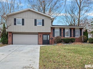 877 Roanoke Dr, Springfield, IL 62702