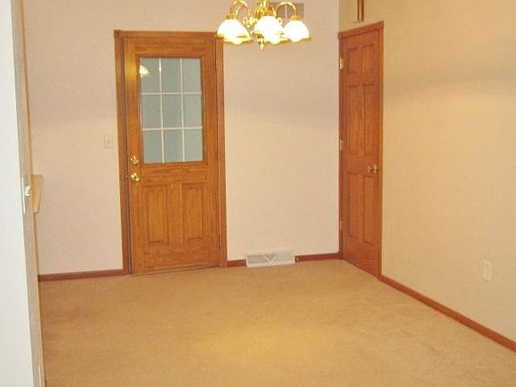 5th image of 831 W 6th St