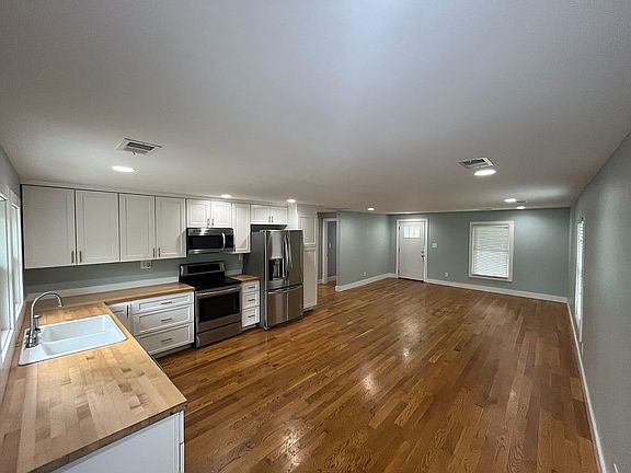 4th image of 260 W Stephens St