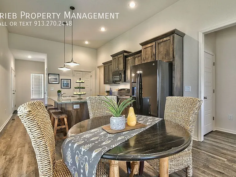 584 S Poplar St — Photo 10