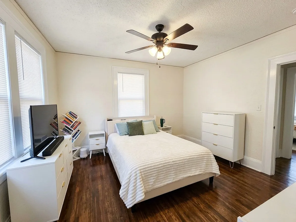 Contemporary Cove Duplex — Photo 4