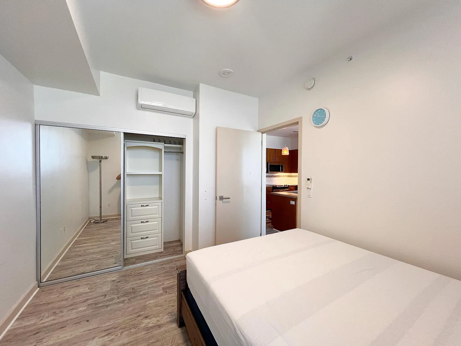 2 bed, 825 sqft, $4,500 — Photo 3