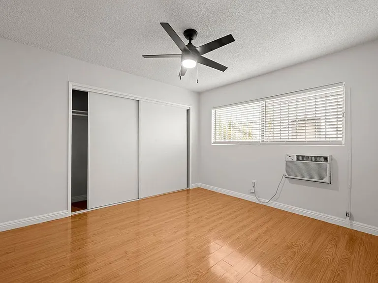 607 N Flores St — Photo 17