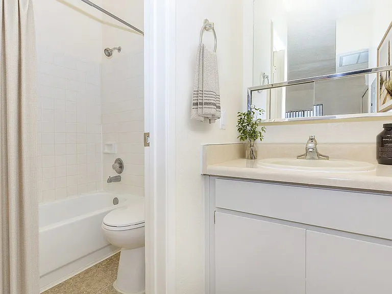 Sterling Pointe Apartments — Photo 29