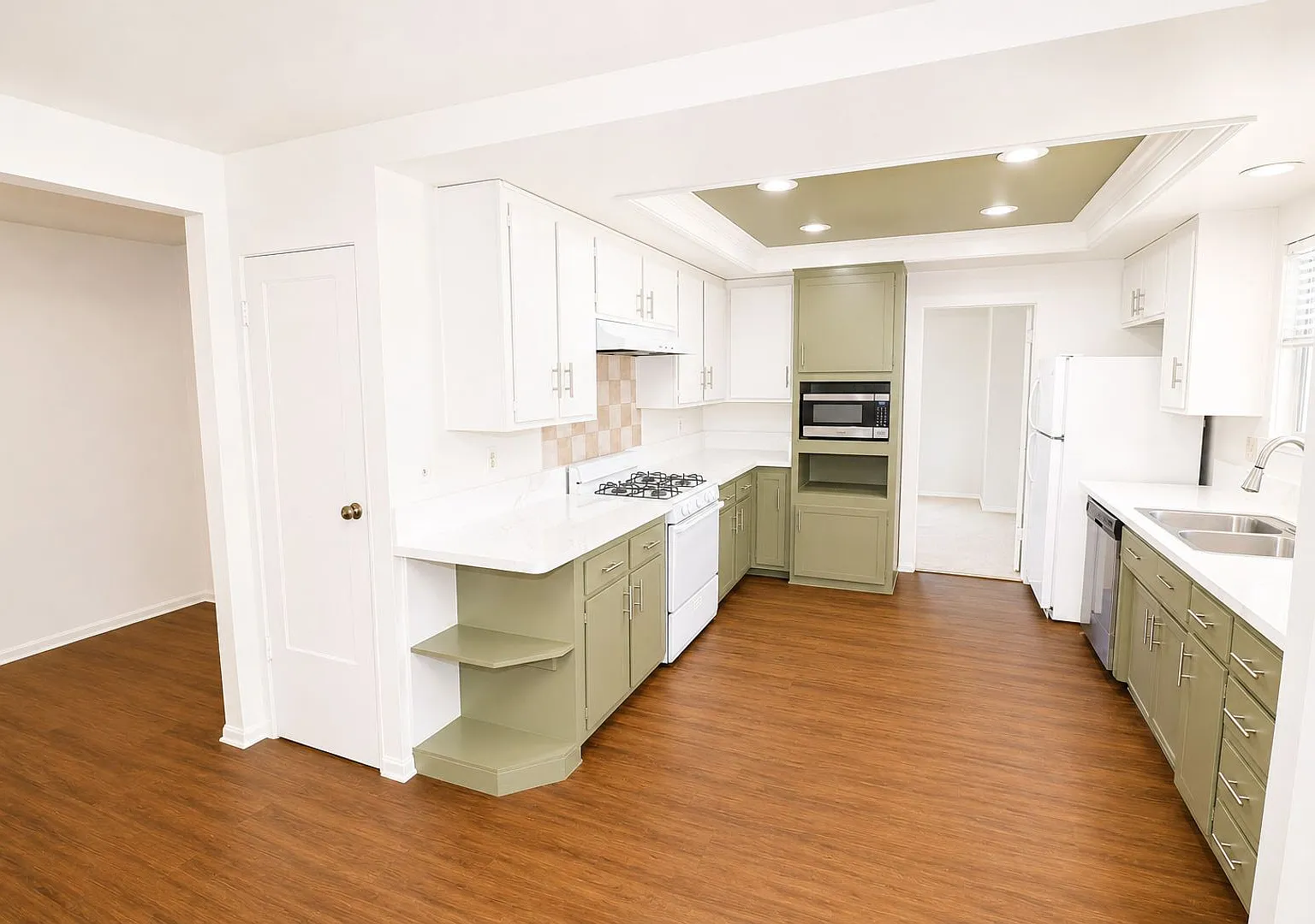 Large 6 Bedroom - Huge Yard - Students Welcome — Photo 4