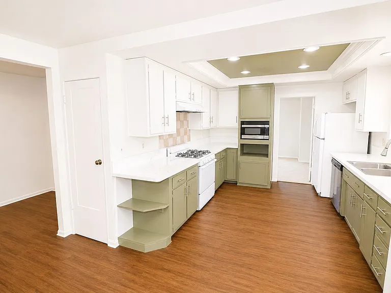 1087 N Greengrove St — Photo 4