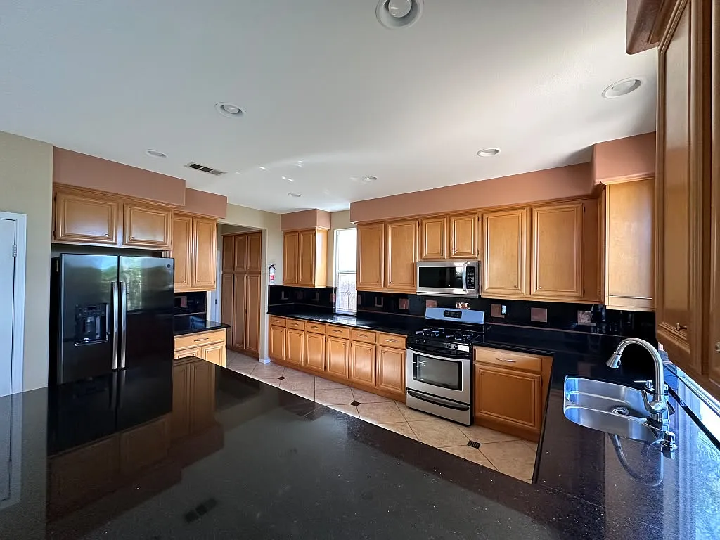 4 bed, 2286 sqft, $6,000 — Photo 3