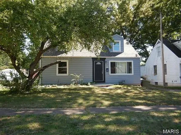 17 Godfrey Ln, Saint Louis, MO 63135