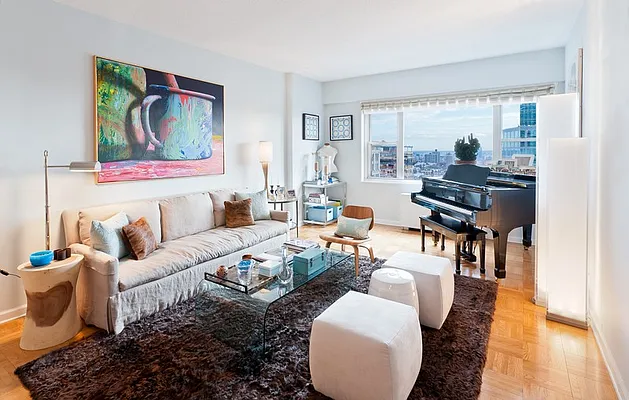 Sold by Sloane Square | media 9